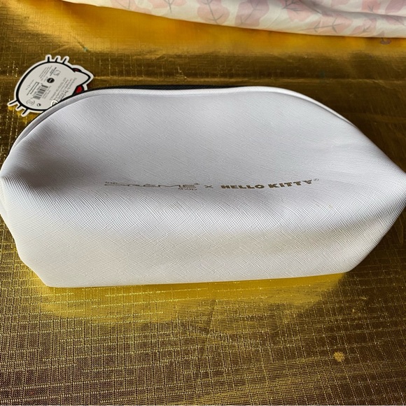Crème Shop x Hello Kitty Travel Case - Picture 8 of 9
